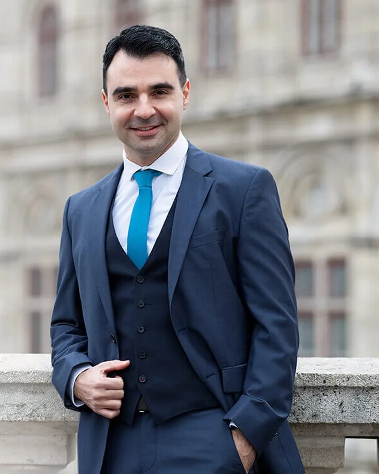 Dr. med. univ. Özkan Özdemir vor der Wiener Staatsoper – Facharzt für Plastische und Ästhetische Chirurgie in Wien